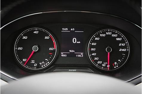 Klar und übersichtlich: Die Rundinstrumente im Seat Arona TDI