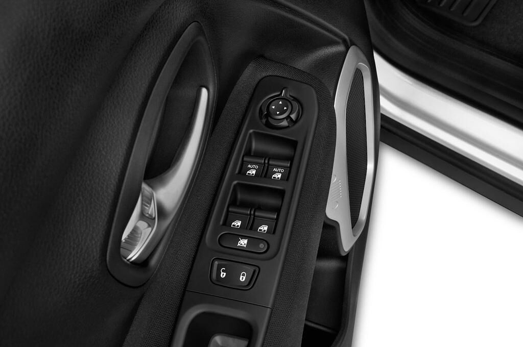 Jeep Renegade (Baujahr 2015) Longitude 5 Türen Bedienungselemente Tür