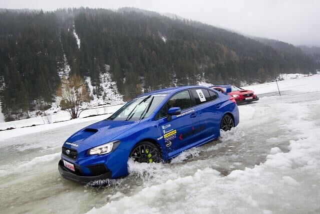 Auch im Schneematsch kann der WRX STI überzeugen