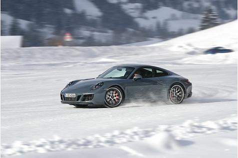 Im Winter sollte man vorausschauend Autofahren