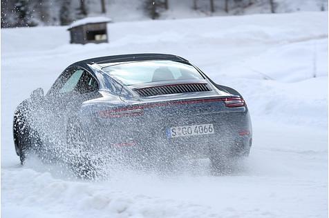 in Frontriebler reagiert grundsätzlich etwas gutmütiger beziehungsweise berechenbarer als ein Fahrzeug mit Heckantrieb, das zum Übersteuern neigt