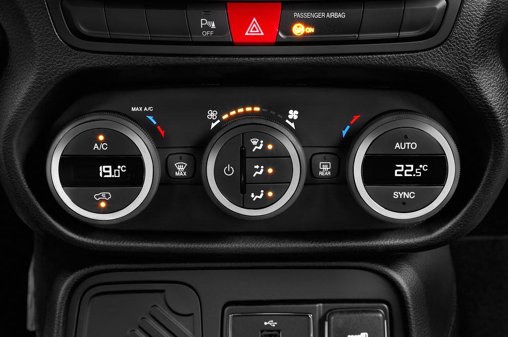 Jeep Renegade (Baujahr 2015) Longitude 5 Türen Temperatur und Klimaanlage