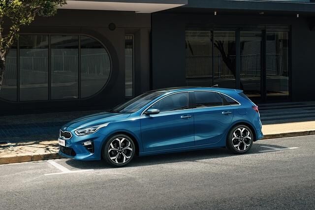 Gestartet wird mit der fünftürigen Limousine, ein Kombi soll bald folgen