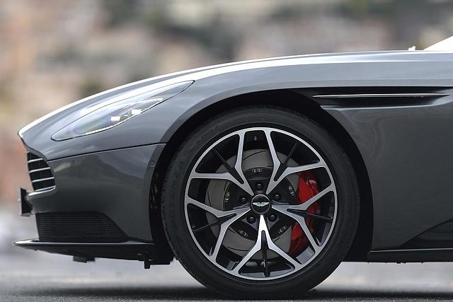 In den Radkästen des Aston Martin DB11 Volante laufen 20-Zoll-Räder