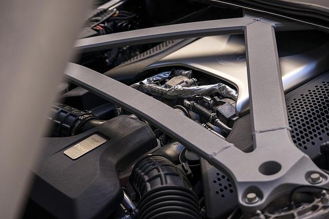Hinter mächtigen Domstreben: der V8 des Aston Martin DB11 Volante