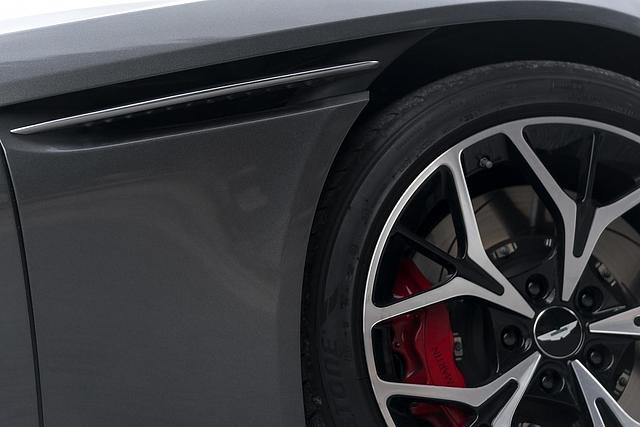 Die Entlüftung läuft beim Aston Martin DB11 Volante von den vorderen Radkästen bis zu den Türen