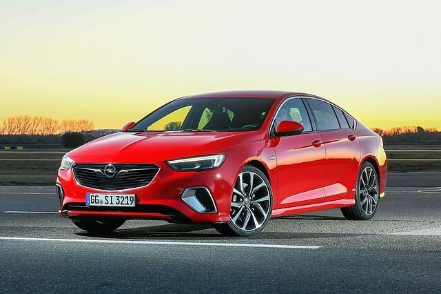 Die Karosserie des Opel Insignia GSi Grand Sport fliegt zehn Millimeter tiefer über den Asphalt