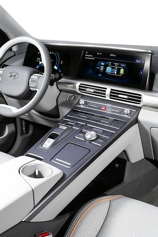 Hyundai Nexo - der große Bildschirm in der Mitte hat eine Diagonale von 12,3 Zoll