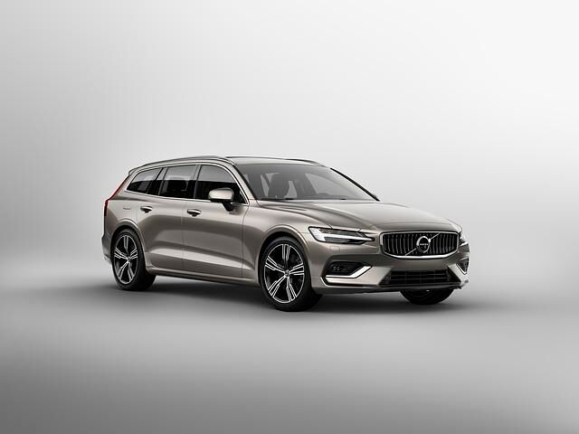 Optisch scheint das Downsizing eher ein Vorteil, denn die Proportionen sind weniger ausladend als beim fast schon überwuchtigen V90