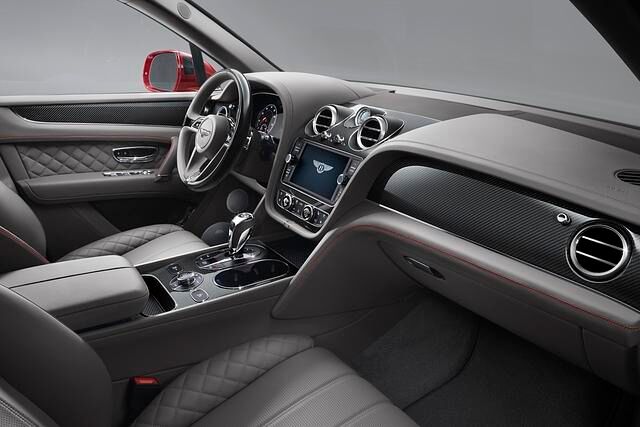 Optional bietet Bentley im V8 erstmalig für den Bentayga Hochglanz-Carbon-Applikationen an