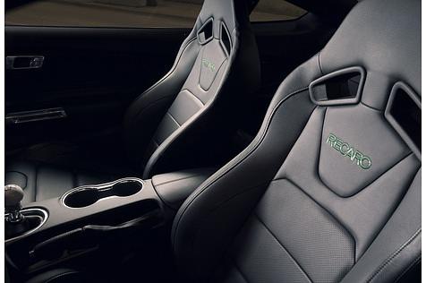 Die Recaro-Sitzschalen haben grüne Stickereien