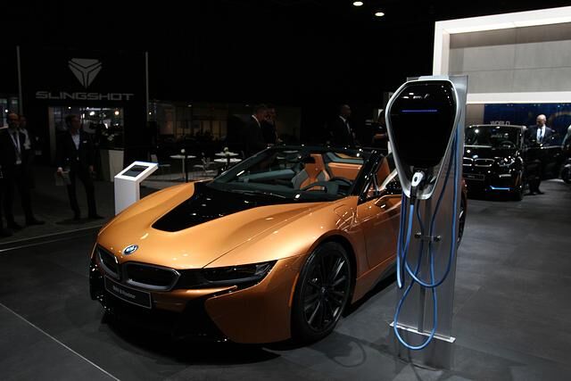 BMW zeigt den überarbeiteten i8 inkusive Roadster