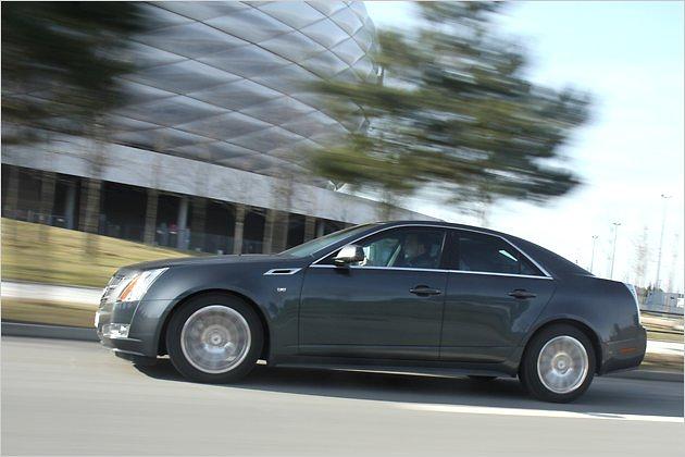Trotz 4,86 Meter Länge wirkt der Cadillac kompakt