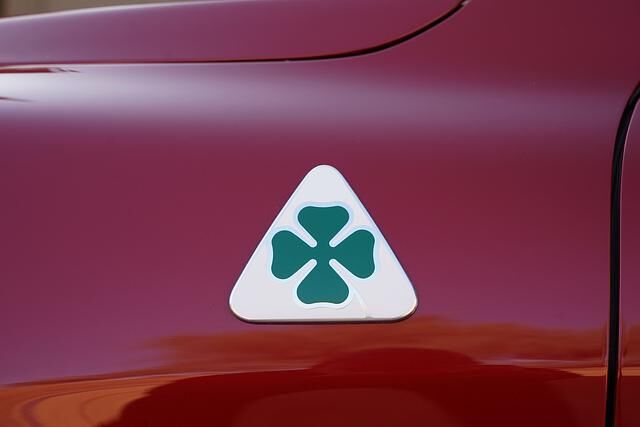 Jetzt darf auch der Alfa Romeo Stelvio das vierblättrige Kleeblatt tragen