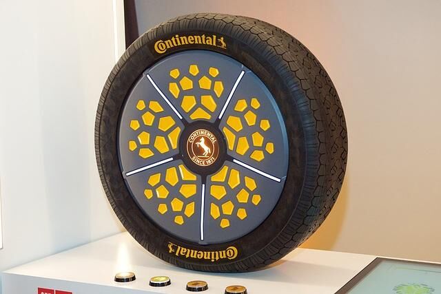 ContiAdapt heißt ein Konzeptreifen von Continental, bei dem sich die Reifenaufstandsfläche variieren lässt