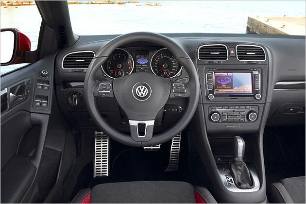 Übersichtliches Cockpit mit schickem Drei-Speichen-Lenkrad