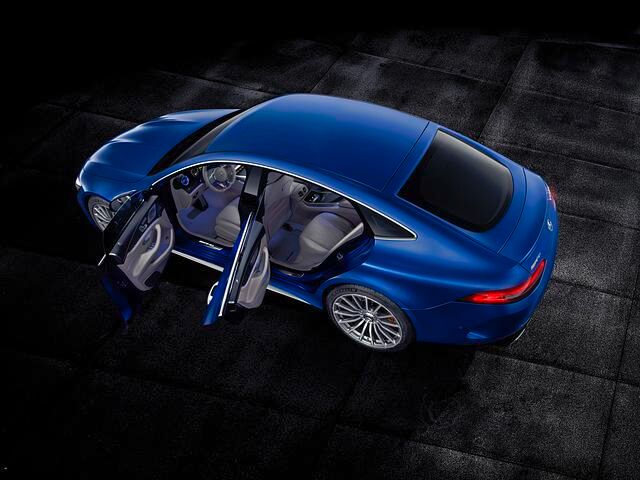 Die technische Basis des Viertürers stammt, anders als beim Zweitürer mit seiner Transaxle-Konstruktion, von E- und CLS-Klasse. Entsprechend geräumig, variabel und komfortabel soll es an Bord zugehen