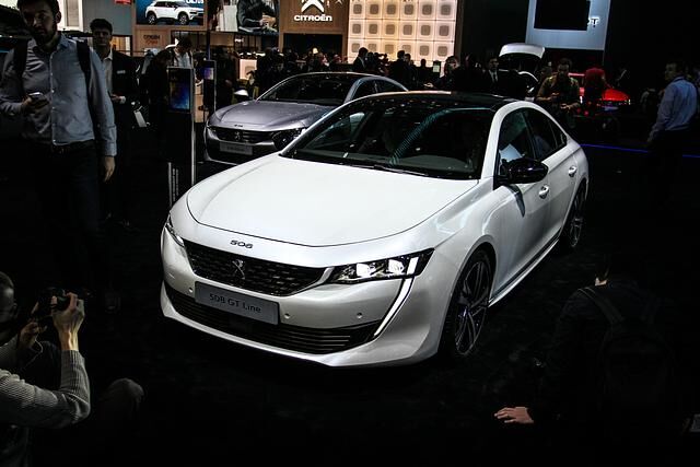 Dank flacher Silhouette, coupéhaftem Zuschnitt und großer Heckklappe wandelt sich der Peugeot 508 von der biederen Limousine zum schicken viertürigen Coupé 