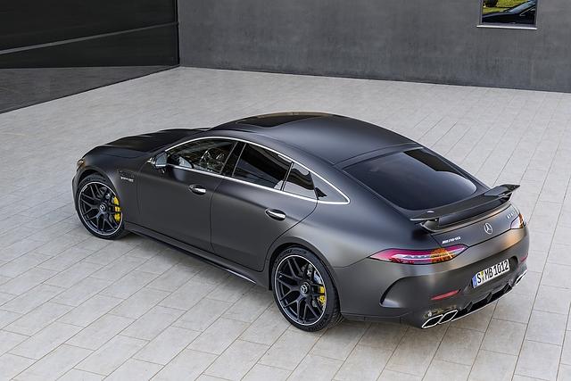 Mercedes AMG GT Coupé - gerade von hinten wirkt der Viertürer mächtig