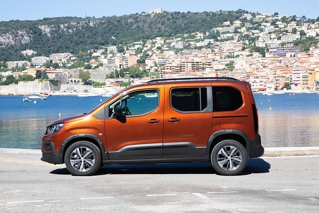Mit seinen robusten Karosserieplanken und Unterfahrschutz-Elementen gibt der Peugeot den modischen Crossover 