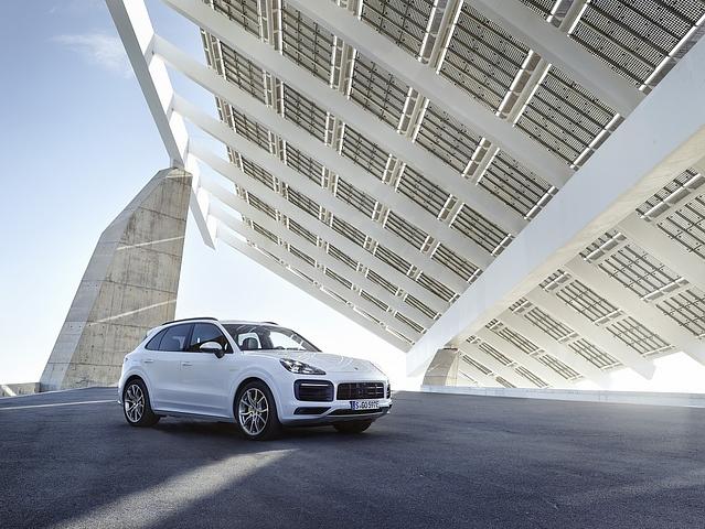 Der Porsche Cayenne Plug-in-Hybrid hat eine Systemleistung 340 kW / 462 PS