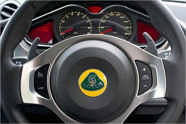 Per Lenkrad-Schaltpaddles kann der Fahrer jederzeit die Herrschaft über die Automatik übernehmen