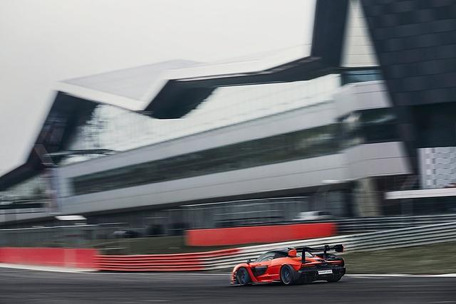 McLaren Senna unterwegs auf dem Grand-Prix-Kurs von Silverstone