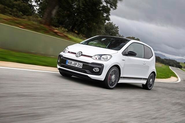 Der Up GTI steht auf 17-Zoll-Felgen, was auch deshalb wirkt, weil das Fahrzeug 1,5 Zentimeter tiefer gelegt wurde