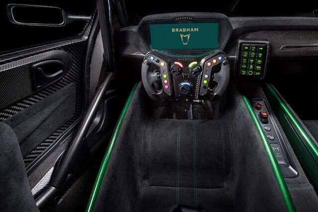 Sehr aufgeräumt: Die Kommandozentrale im Brabham BT62