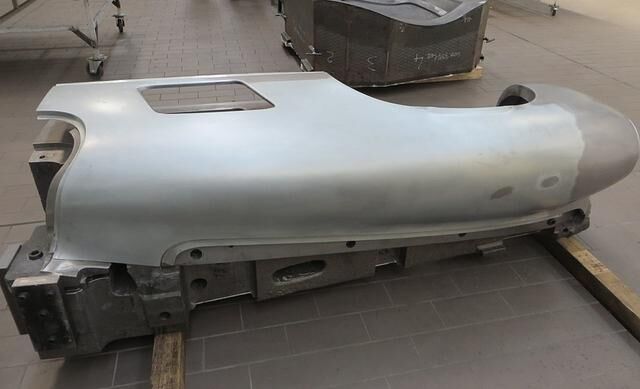 Karosserieteile des 300 SL werden jetzt nachgefertigt, hier zu sehen ein Kotflügel im Presswerkzeug
