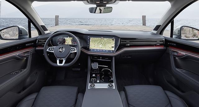 Das Cockpit mit dem riesigen 15 Zoll-Touchscreen ist übersichtlich gegliedert
