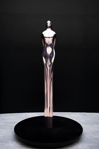 Die Statue symbolisiert das Mercedes-Design