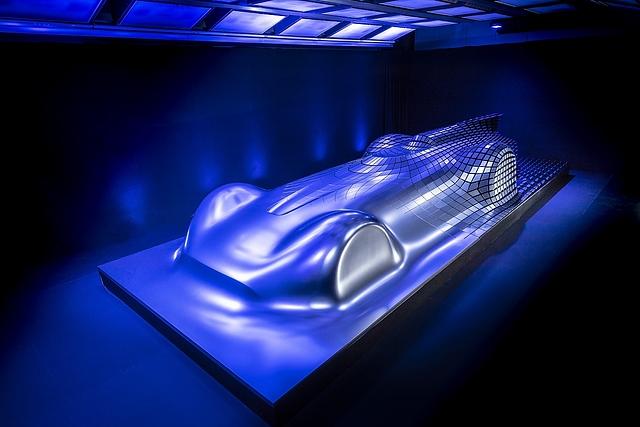 Vermutlich wird auf die Skulptur ein Showcar folgen, dessen Silhouette hier schon zu sehen ist