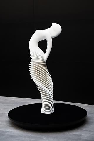Die Mercedes EQ Statue