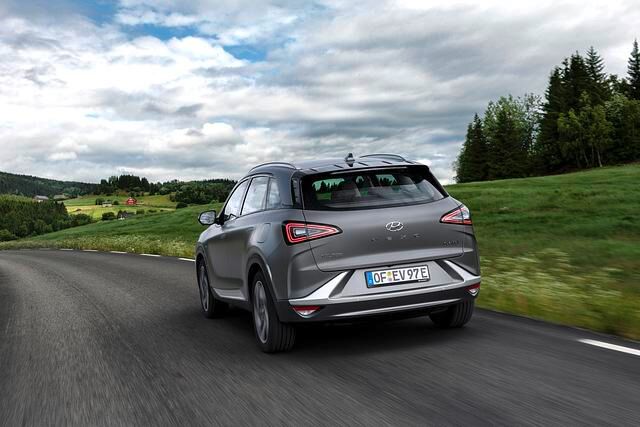 Die knapp siebzigtausend Euro, die bereits 180 Besteller für den Nexo auf den Tisch gelegt haben, sind für ein 4,67 Meter langes Mittelklasse-SUV freilich eine Stange Geld