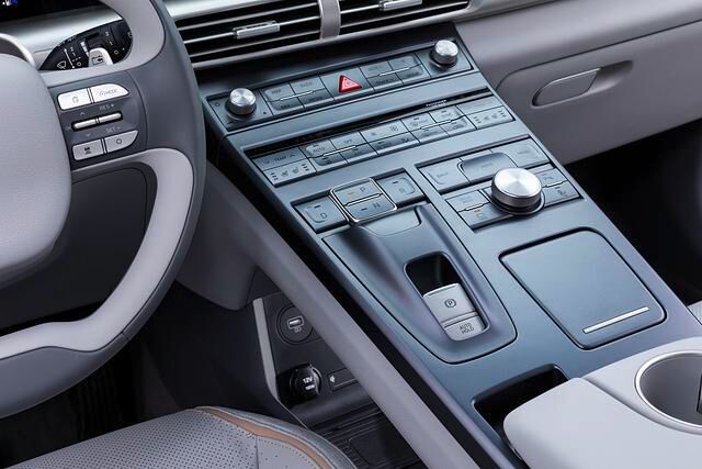...wirkt dagegen wie aus einer anderen Zeit; als hätte Hyundai all’ die billigen Plastik-Schalter und -Knöpfchen, die andernorts aus den Autos verbannt wurden, in den Nexo gesteckt