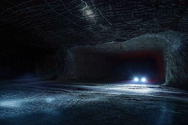 Die Punkte rasen heran, das Grollen wird zum tiefen Donner, von den 15 Meter hohen Wänden reflektiert.   Der Fiesta ST rast auf uns zu, mehr als 100 km/h schnell