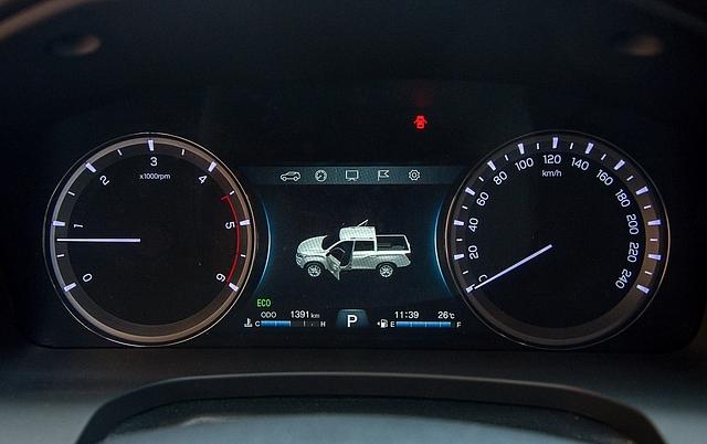 SsangYong Musso e-XDi 220 - ein übersichtliches Cockpit