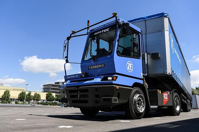 Beim ZF Technologietag 2018 stellte der Zulieferer einen Truck vor, der auf einem Betriebshof autonom agiert