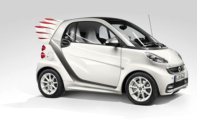 Der Smart ForJeremy hat straßenzugelassene Engelsflügeln am Heck
