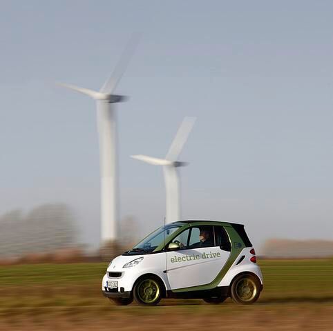 Bis sich die Stuttgarter an einen Stromer wagten, dauerte es aber. Ab 2006 experimentierten die Ingenieure mit dem Smart ED, richtig in Serie ging der E-Smart erst 2012