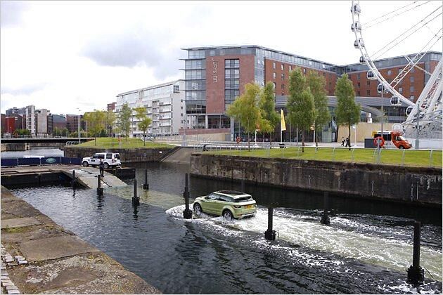 Es geschah mitten in Liverpool: Land Rover baute eine Brücke in einen Kanal und versenkte sie