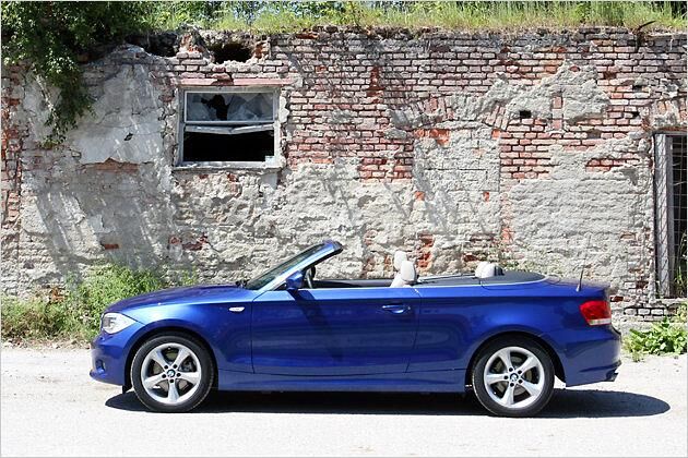 Bei offenem Verdeck offenbart der 1er klassische Cabrio-Proportionen