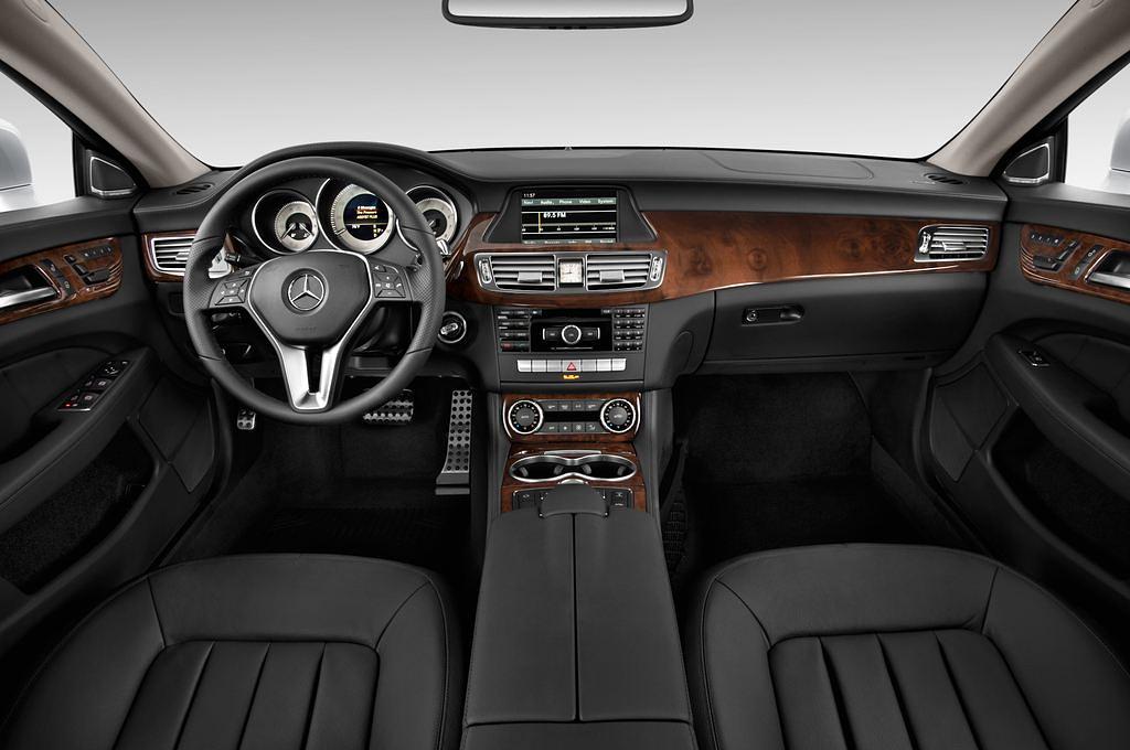 Mercedes CLS (Baujahr 2011) 500 4 Türen Cockpit und Innenraum