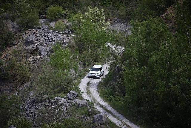 Über einen Feldweg geht es beim Land Rover Kinderfahrtraining hoch an den Rand des Steinbrucks