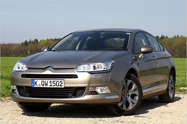 Der Doppelwinkel erstreckt sich beim Citroën C5 über die gesamte Front