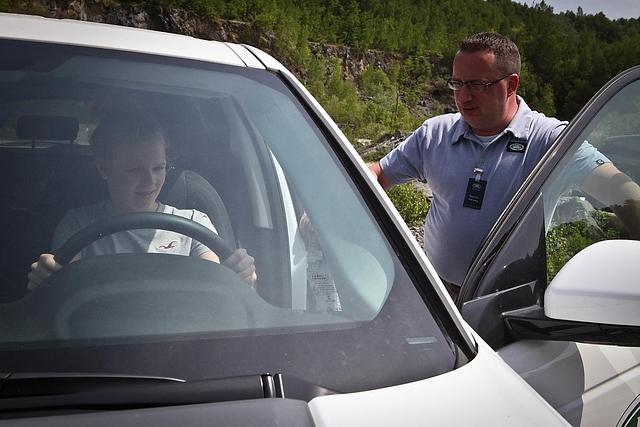 So sitzt man richtig: Instruktor Sascha Herweg und Nora beim Land Rover Kinderfahrtraining