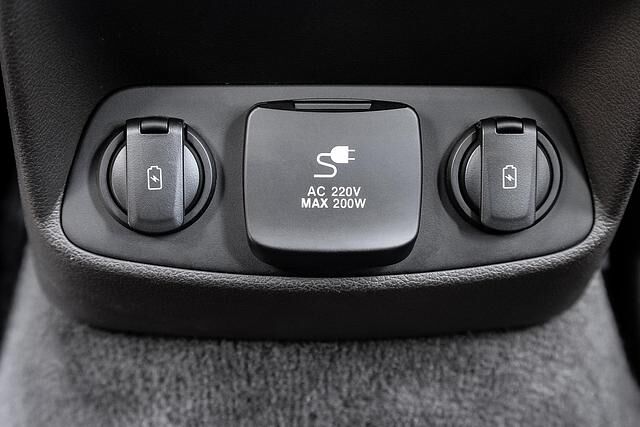 Hinten gibt es im Hyundai Santa Fe USB-Anschlüsse und eine 230-Volt-Steckdose