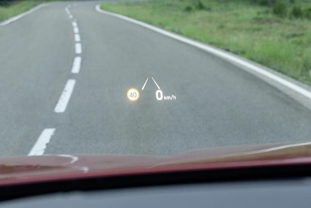 Das Head-up-Display des Hyundai Santa Fe wird direkt auf die Frontscheibe gespiegelt
