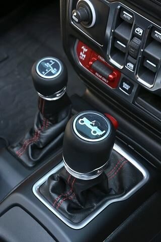 Angesichts der ganzen Modernitäten wandert der Blick misstrauisch hinunter zu den Schalthebeln – allein um zu prüfen, ob der zweite Hebel, der den ganzen Charakter des Jeep Wrangler ausmacht, noch...